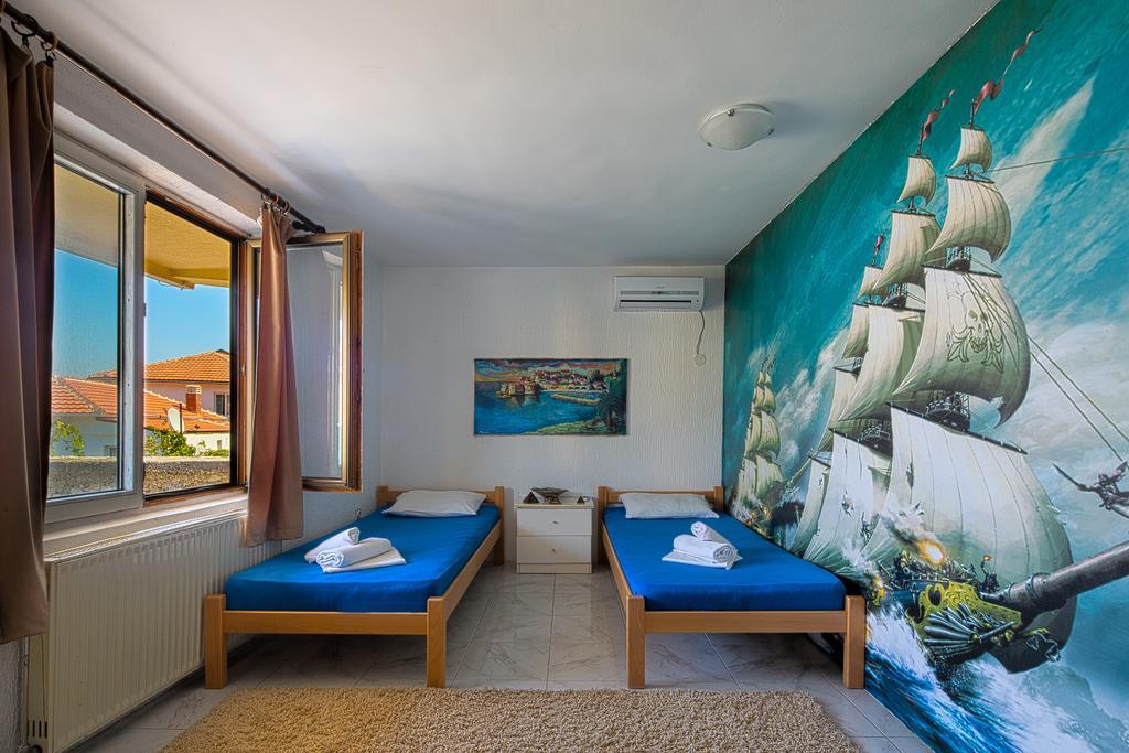 Хостел Pirate Backpackers Улцинь Экстерьер фото